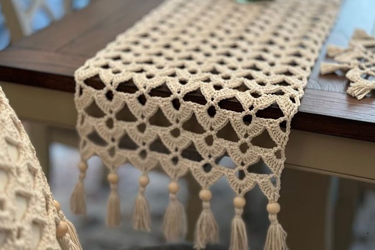Crochet Table Runner Pattern for a Beautiful Table Setting