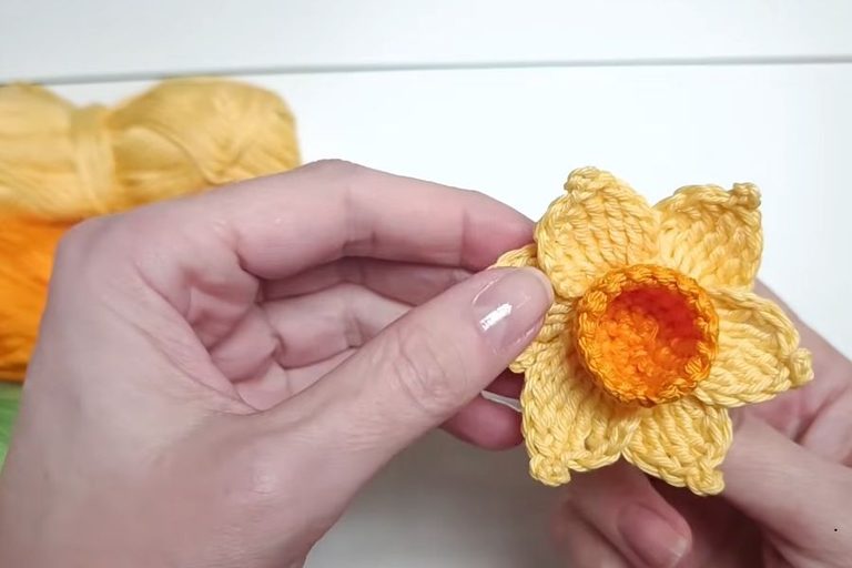 How to Crochet a Cheerful Daffodil Flower