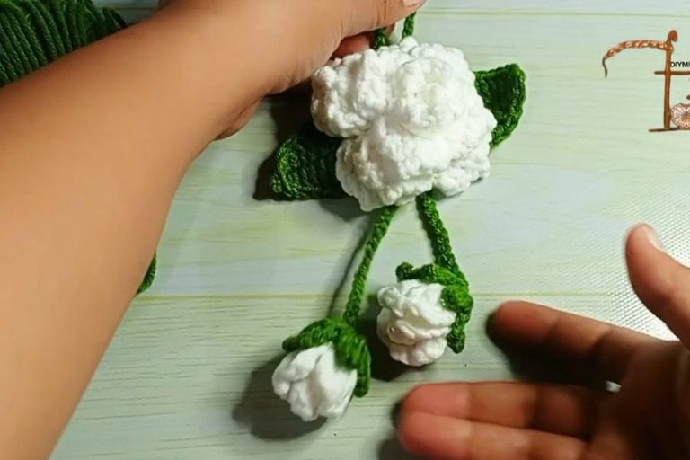 Crochet Jasmine Flower Keychain for a Delicate Handmade Touch