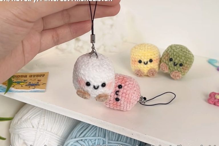 Crochet Marshmallow Keychain for a Sweet Little Project